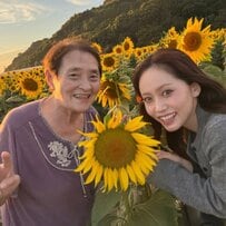 【84歳のおばあちゃん】夕暮れのひまわり畑で笑顔！ 「また来年も…」