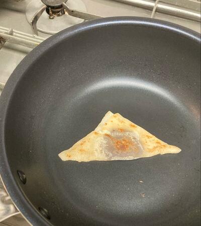 フライパンで焼かれる生八ツ橋