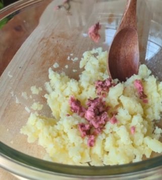 マッシュポテトに桜の塩漬けを入れます