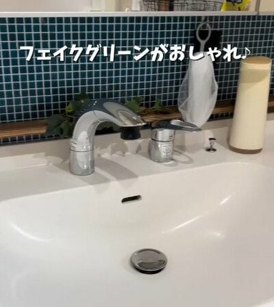 フェイクグリーンを飾った完成後の洗面台