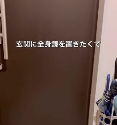 玄関にセリアのウォールミラーを壁に貼るだけで全身鏡が完成？実用的なDIYが話題！場所を取らずにお出かけ前の身だしなみ確認ができる100均活用法