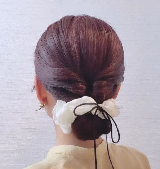 【ゴムだけ3STEP】寝癖・梅雨の広がりもすっきりの簡単「くるりんぱお団子」　37歳アラフォーママが教える“時短まとめ髪”のやり方