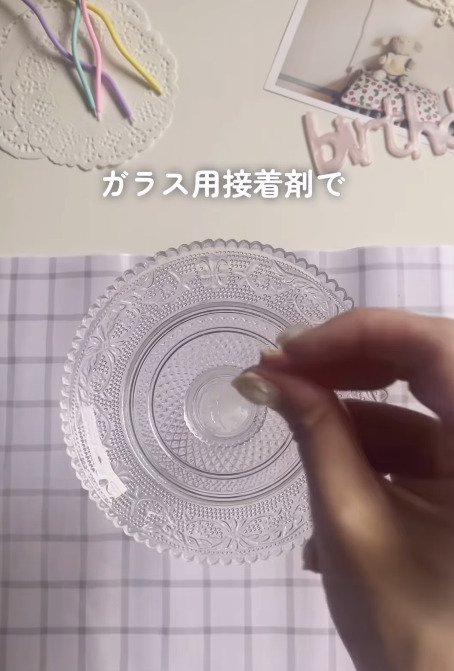 【100均DIY】お皿と一輪挿しを“貼るだけ”で…おしゃれなスタンドが完成。パーティーにも使えそう