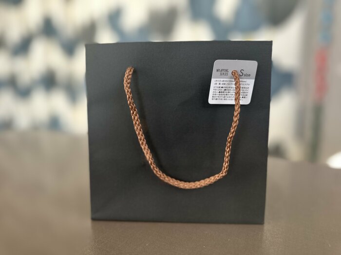 黒い紙袋は、セリアの「ペーパーバッグ S エンボス」