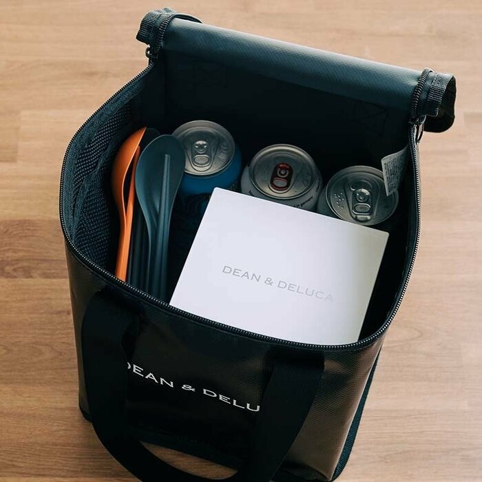 他の荷物と干渉しても傷つきにくく、汚れもサッと拭き取れるのが特徴