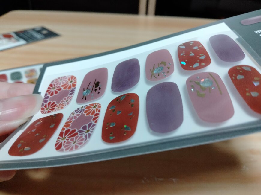 出所：筆者撮影（キャンドゥ、UVジェルネイルシール）