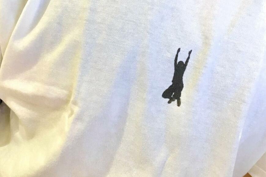 妻の「ジャンプ姿」をプリント　夫が自作した「愛妻Tシャツ」に14万いいね