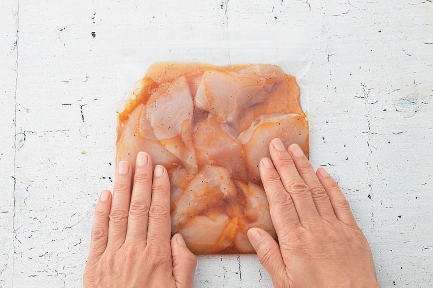 袋の口を数cmだけ開けておき、中の空気を抜いてから口を閉じる。中身を平たくならしてから冷凍する。