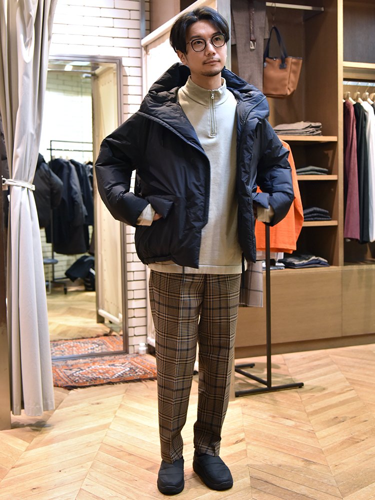 ダウンジャケット/ TEATORA、スウェット / AURALEE、パンツ / CELLAR DOOR、シューズ / SUICOKE