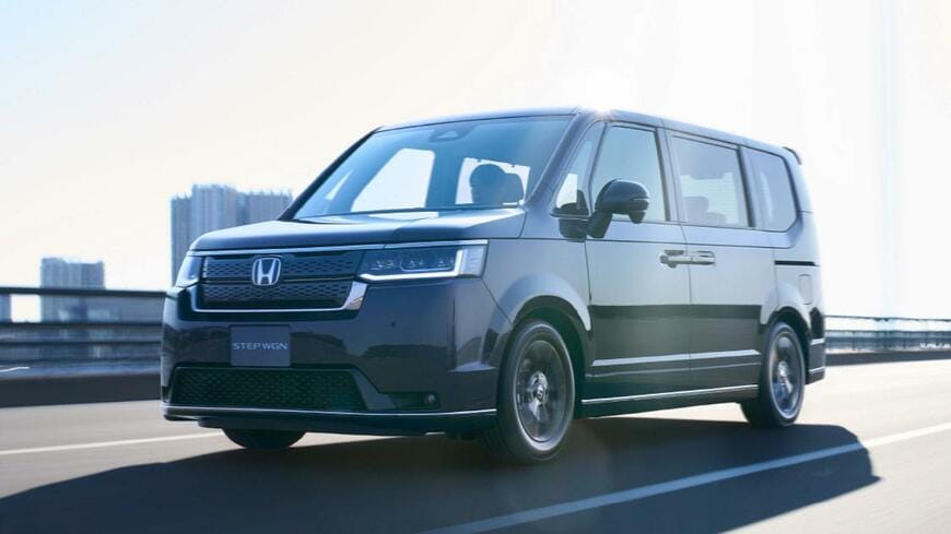 【ステップワゴンの自動車税】家族に選ばれるミニバン！ホンダ「ステップワゴン」の自動車税はいくら？主要グレードとパワートレイン別の税額や減税について詳しく解説