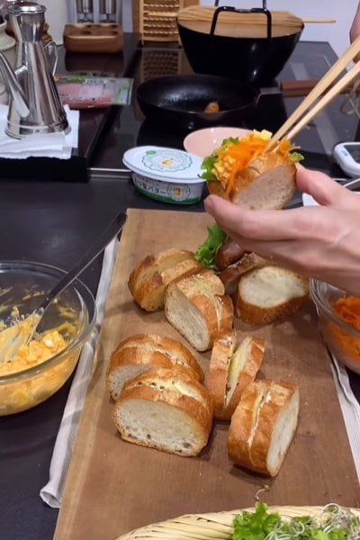 「めちゃくちゃ美味しそう！」フランスパンの【サンドイッチ弁当】具材たっぷり！豪華すぎるお弁当が話題