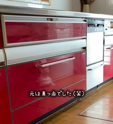 「とても素敵です」築20年建売住宅の〈赤いキッチン扉〉→貼るだけ簡単DIYで〈おしゃれな木目調〉に大変身！