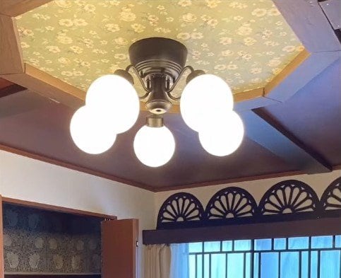 「ちょ、どうなってるの！？」築15年戸建の〈シンプルな照明〉→大正ロマンな〈黒のシャンデリア風〉に大変身！