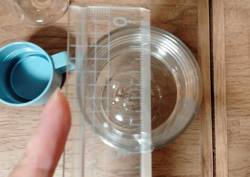 筆者撮影（セリア、ミモザ＆スズラン コップ付ドリンクボトル 390ml）