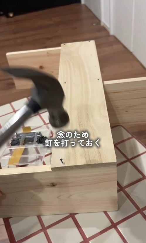 セリアの木材を活用！手作りの木製飾り棚で壁面が一気におしゃれな空間に