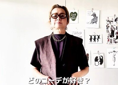 【60代マダム】が「GU」のフェイクレザースカートを着こなす。大人カジュアルが叶う秋の装いに「秋ですね！」の声