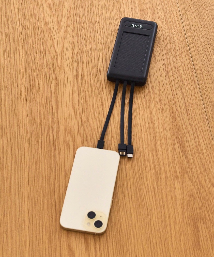 出所：3COINS公式　ソーラー充電モバイルバッテリー／SOBAN