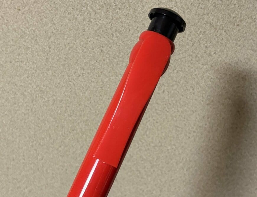 筆者撮影（ダイソー、ジャンボボールペン（ブルー、レッド、イエロー））