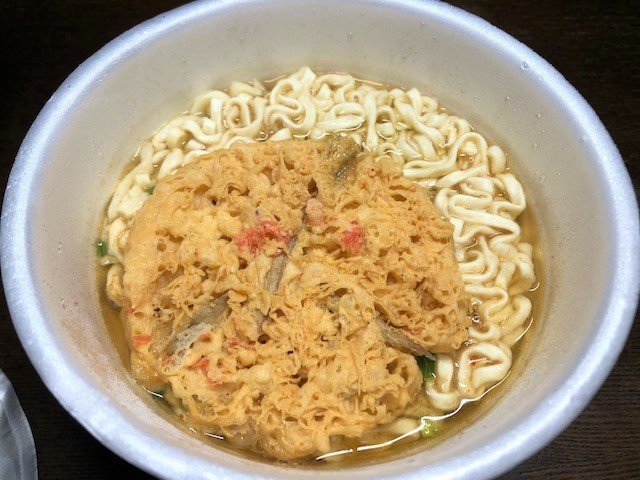 カルディ『かぼす香る博多風ごぼう天うどん』天ぷらはあと乗せ…（筆者撮影）