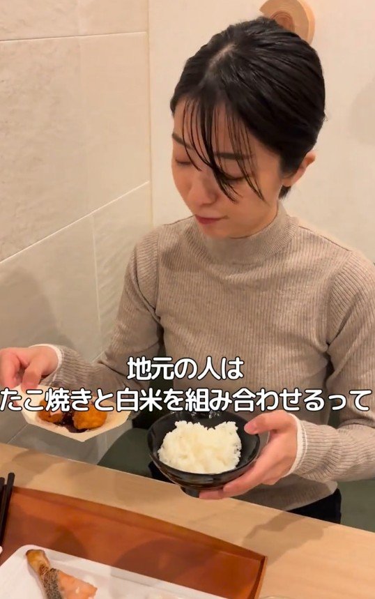 たこ焼きと白米を組み合わせる様子