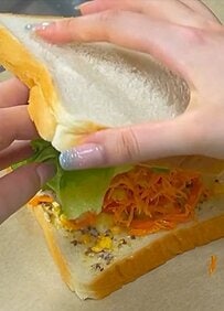 「食べるの大好き」な彼女が彼氏につくったのは……「2種類のサンドイッチ弁当」ボリューム満点！ぎっちり具材が美味しそう！