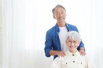 【シニアの暮らし】70歳代の貯蓄額、平均と中央値はいくら？年金だけでは足りないかも…家計の赤字額も確認