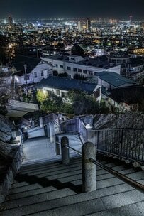「神戸の坂道」や階段から夜景を撮影　住宅街の向こうに広がるきらびやかな街明かりに「絶景という名の夜景」