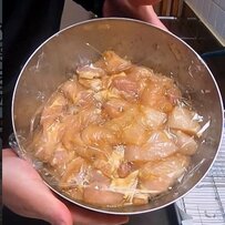 【父ちゃん弁当】父が愛情込めて作る「おやつ付きの唐揚げ弁当」　クスッと笑える遊び心のあるデザインに「最高」とコメント多数