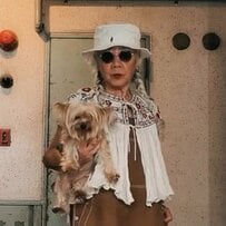 【72歳マダム】“ディッキーズのオーバーオール”を着こなすお散歩コーデ　カジュアルキュートな組み合わせに「こんな服装してみたい」の声