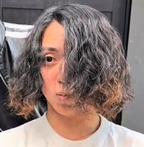 【金メッシュ】前が見えないほど髪が伸びた男性 、ばっさり大胆カットでイケメンに大変身！