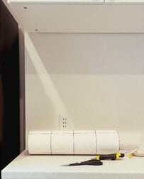 「可愛い〜！」小さな建売16畳LDKの〈カップボード壁面〉→貼るだけ簡単DIYで洗練された〈カフェ風キッチン〉に大変身！話題沸騰