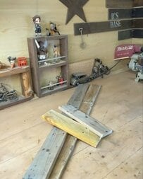 【廃材DIY】廃材がラスティックな「インダストリアル風本棚」に大変身！見事なアイデアに反響続々