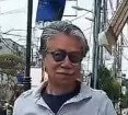 【73歳イケオジ】グレーのスキッパーシャツが主役　大人の余裕を感じる「シンプルコーデ」