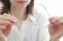 「地震が起きても役立ちそう」　メガネなしでも遠くが見える裏技に「本当にくっきり」