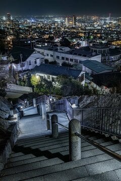 「神戸の坂道」や階段から夜景を撮影 住宅街の向こうに広がるきらびやかな街明かりに「絶景という名の夜景」