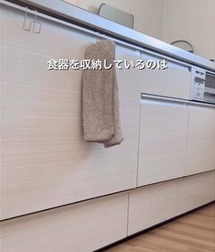 【スッキリ収納】狭いキッチンの〈備え付け引き出し〉→お気に入りだけを厳選した〈ミニマル食器収納〉に変身！