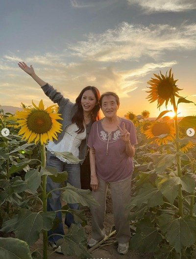 孫の彼女とひまわり畑で寄り添うツーショット
