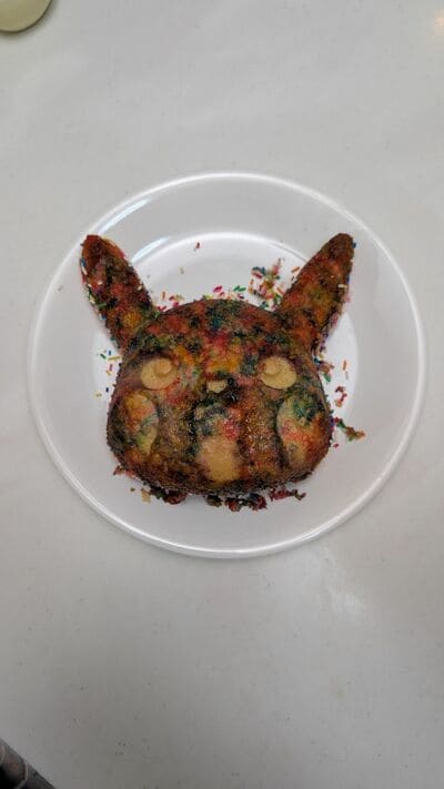 焼き上がったピカチュウ型のケーキ