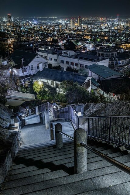 「神戸の坂道」や階段から夜景を撮影　住宅街の向こうに広がるきらびやかな街明かりに「絶景という名の夜景」