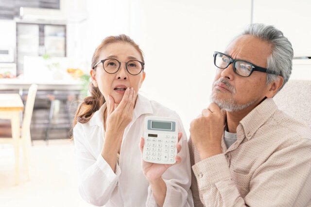 【夫婦の年金生活】毎月の家計収支とは？生活費で使える月の手取り収入は平均22万1544円、赤字はいくらか