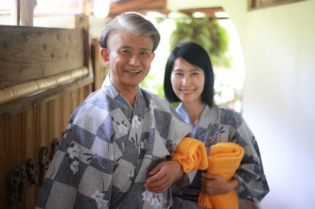 65歳からの「生活費」はどれくらい？《夫婦世帯・単身世帯》”3年度連続で増額改定”も物価の上昇に追いつけない「公的年金」の平均月額も見てみよう