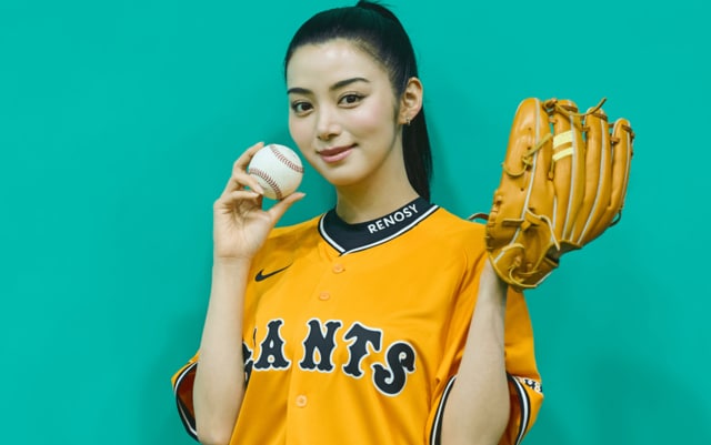 池⽥エライザの始球式に東京ドームがメロメロ！ユニフォームの色にツッコミも「美しすぎる」「たしか福岡出身だから…」