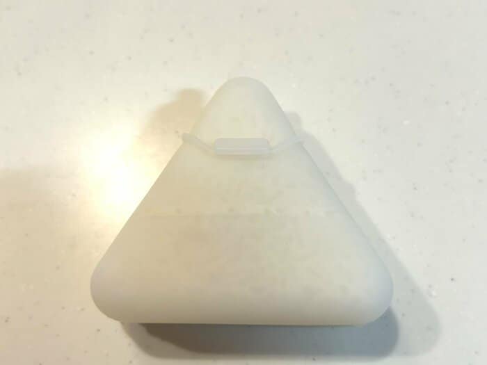 閉める際に軽く指で押さえてあげるとうまくいきます