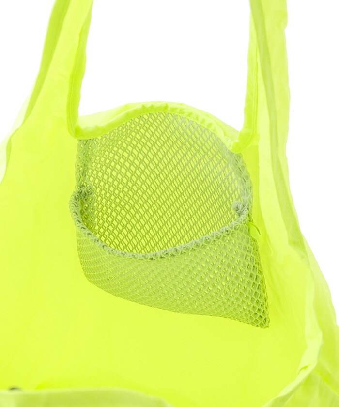 折りたたむとメッシュ素材になるのがポイント