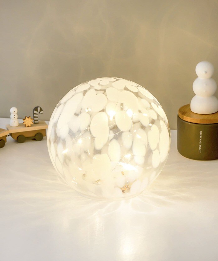 あたたかな光と幻想的なシルエットが広がるライト