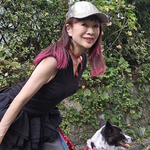 【70歳マダム】ペプラムトップスをハンサムに着こなす！赤をワンポイントにした「ブラックコーデ」がかっこいい！