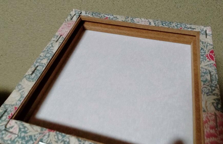 筆者撮影（セリア、インテリアアートパネル ウィリアム・モリス）