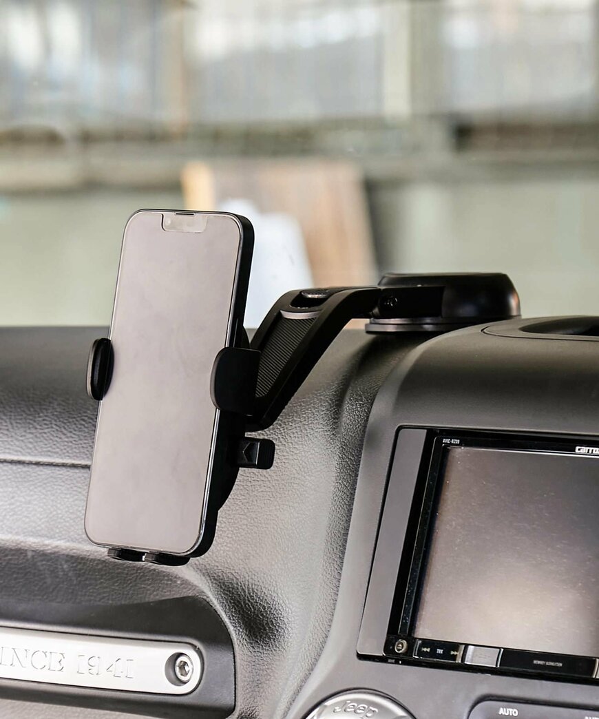 出所：3COINS公式　CAR用スマホホルダー下向き／MENS