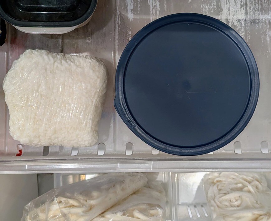 「冷凍庫でもすっきり納まります。」