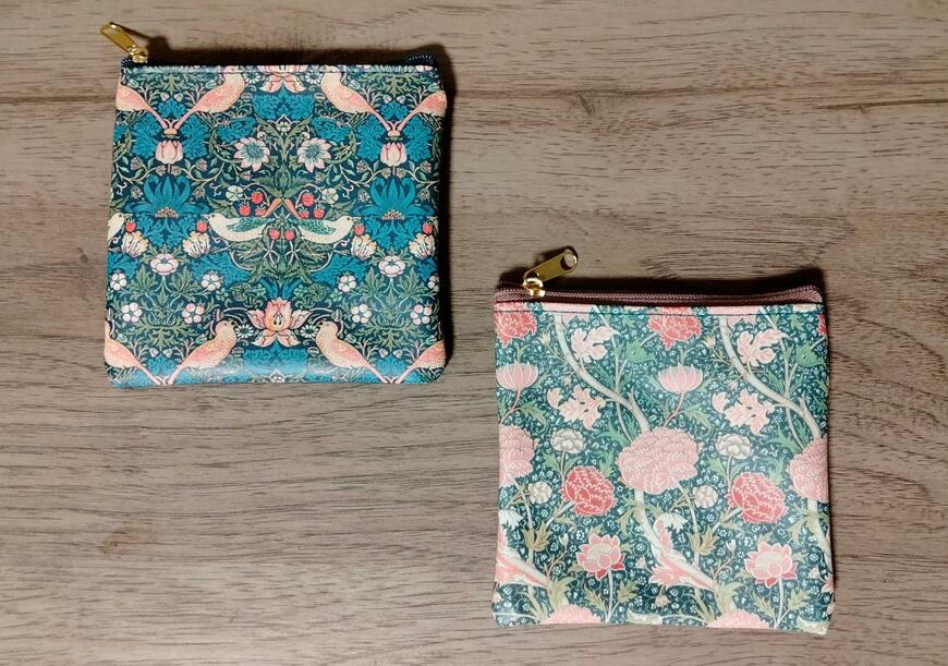 筆者撮影（セリア、スクエア フラットポーチ ウィリアム・モリスデザイン）
